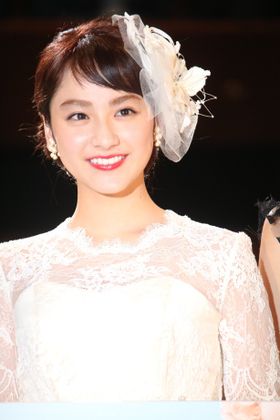 ウエディングドレス姿で登壇した平祐奈