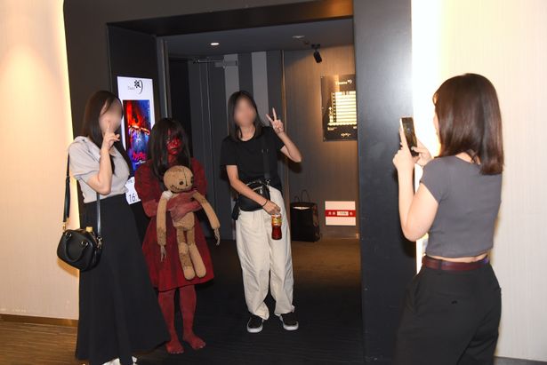 【写真を見る】上映後には“赤い人”と一緒に写真を撮ることもでき、大盛り上がりに！