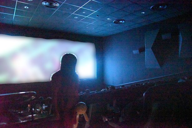 「からだ探し」パートになると、劇場内にも“赤い人”が出現！