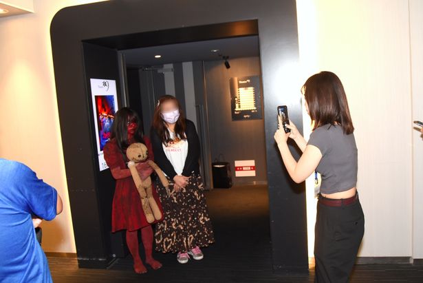 上映後には“赤い人”といっしょに写真を撮ることもでき、大盛り上がりに！