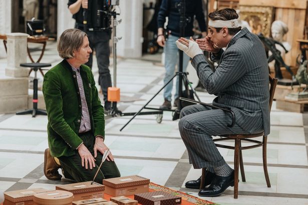 ザ・ザ役には『フレンチ・ディスパッチ　ザ・リバティ、カンザス・イヴニング・サン別冊』で初タッグを組んだベニチオ・デル・トロを当て書きした