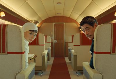 ウェス・アンダーソン監督の最新作『ザ・ザ・コルダのフェニキア計画』の設定や見どころを解説！