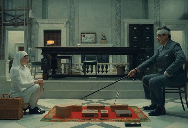 ビジネス計画書を靴箱に収納するなど、ザ・ザのキャラクターはアンダーソンの義父フアド・マアルーフを参考にしている