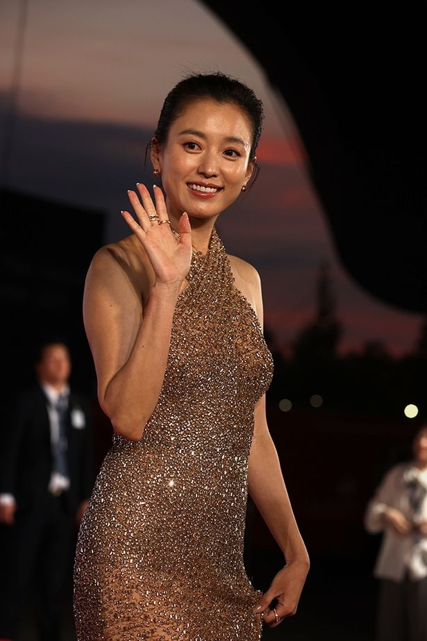 【写真を見る】「匿名の恋人たち」で流暢な日本語の演技を披露しているハン・ヒョジュは、スパンコールのドレスで登場