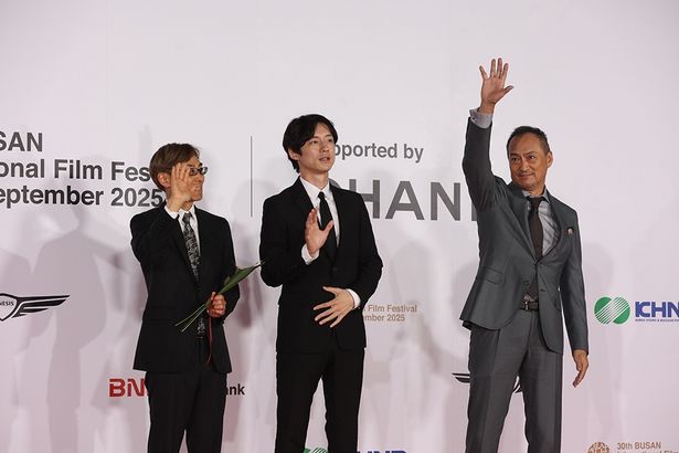 『盤上の向日葵』上映前の舞台挨拶で「たくさんの愛をありがとう！」と韓国語で挨拶した坂口健太郎