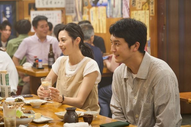 大人になった日向(杉野遥亮)と、同級生の麗(中条あやみ)