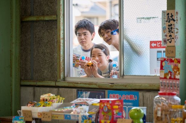 萌の賑やかな同級生、麗(池端杏慈)、フーヤン(黒崎煌代)、カワケン(吉澤要人)