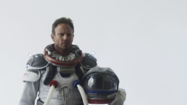 シャークネードを消滅させるためフィンは父と共に宇宙へ…(『シャークネード　エクストリーム・ミッション』)