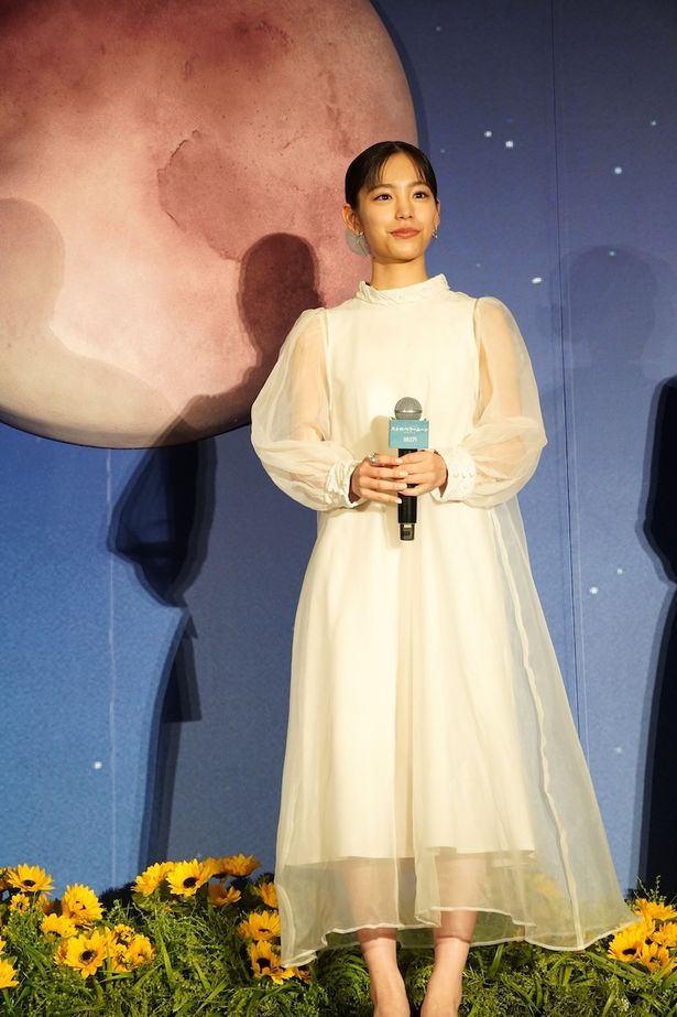 【写真を見る】當真あみ、ふわりと広がるスカートがキュート！シースルーの純白ドレスで登場した