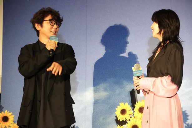 萌の両親を、田中麗奈とユースケ・サンタマリアが演じた