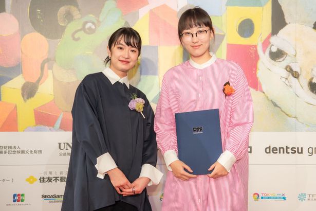 審査員特別賞受賞の『ロ-16号棟』井上優衣監督は、門脇麦と記念撮影