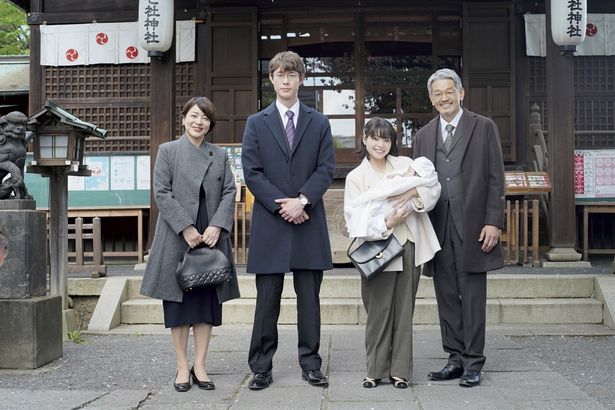 【写真を見る】サチの両親と共にお宮参りをする佐藤夫妻