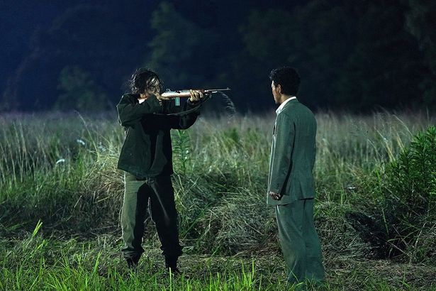 『写真を見る】すれ違ってしまったグスクとレイが米軍基地の中で対話をするシーンは圧巻…！