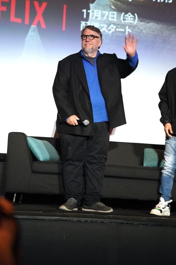 観客に手を振るギレルモ・デル・トロ監督