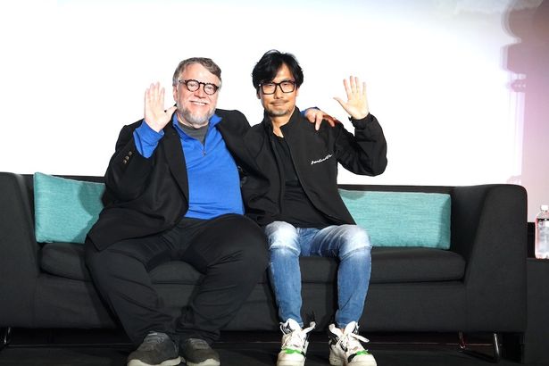 【写真を見る】親交のあるゲーム・クリエイターの小島秀夫と一緒に舞台挨拶に登壇したギレルモ・デル・トロ監督
