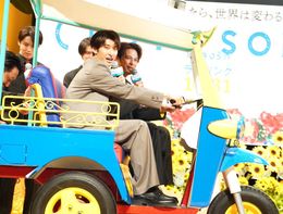 映画『(LOVE SONG)』(10月31日公開)W主演の森崎ウィンと向井康二(Snow Man)がタイ名物のトゥクトゥクに乗ってジャパンプレミアのフォトセッションのステージに登場！