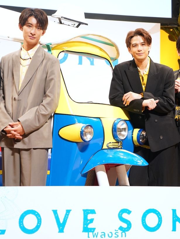 【写真を見る】W主演の森崎ウィンと向井康二(Snow Man)は初共演ながら、トークも息ぴったり！