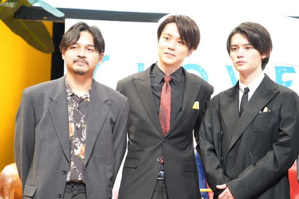 カメラに向かって微笑む場面も
