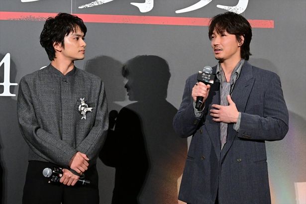 深夜のラーメンの“愚かさ”について盛り上がる、北村匠海と綾野剛