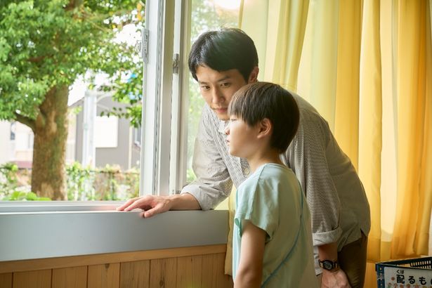 小学校の先生として生徒に優しく語りかける日向