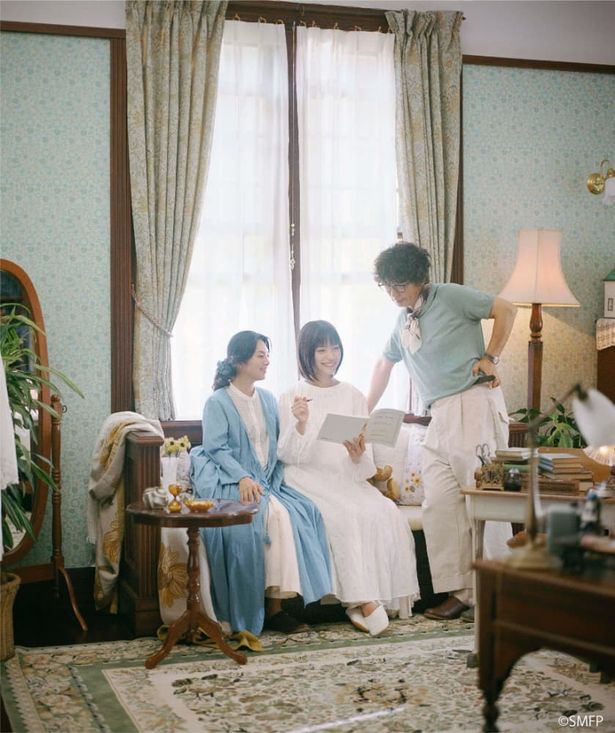 萌、父の康介(サンタマリア)、母の美代子(田中)の桜井家3人が写しだされた1枚