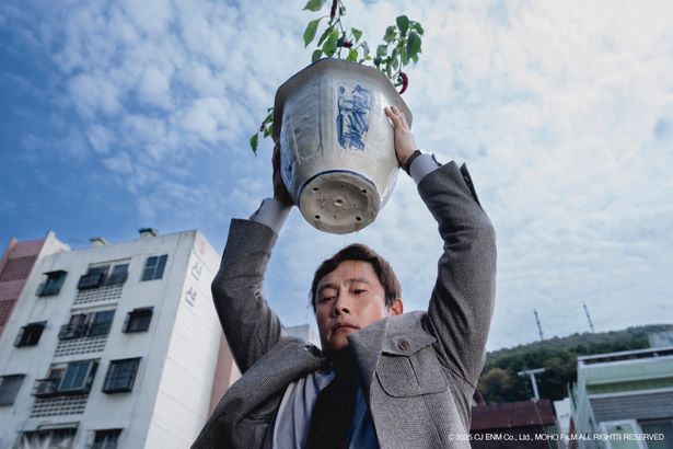 【写真を見る】パク・チャヌク監督の最新作『NO OTHER CHOICE(原題：어쩔수가없다)』で、幸せが崩壊し、次第に追い込まれていくマンスを演じたイ・ビョンホン