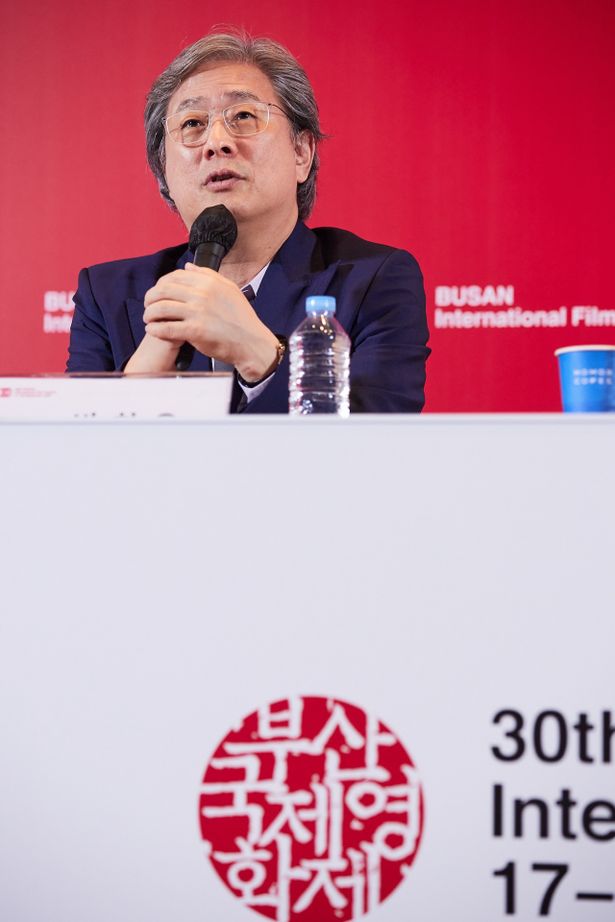 「原作を読んですぐに映画化したいと思った」というパク・チャヌク監督