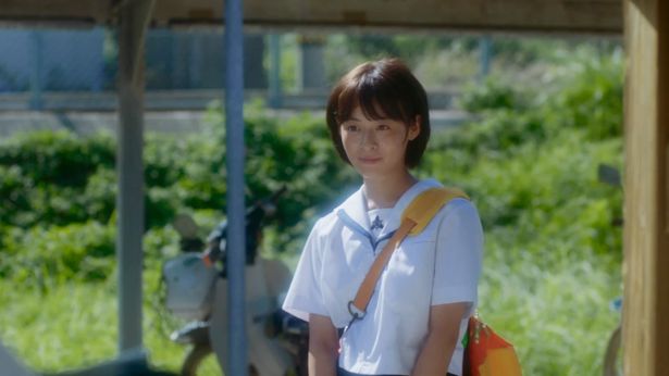 サーフィンに熱中する女子高生の花苗を演じるのは森七菜(『秒速5センチメートル』)