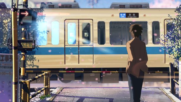 なにかに気づき振り返るも、列車に遮られる(『秒速5センチメートル(2007)』)