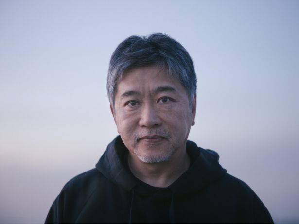 【写真を見る】前作『怪物』ではカンヌ国際映画祭でクィア・パルム賞を受賞した是枝裕和
