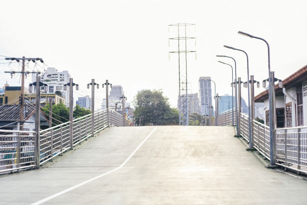 ルンピニー公園と、スカイウォークが人気のベンジャキティ公園の間に架かる「グリーンブリッジ」
