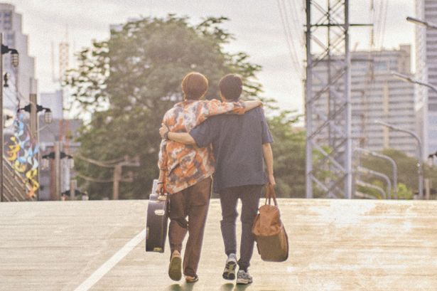 静かな水辺の風景のなかで、運命の再会を果たす2人