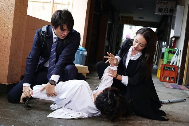 【写真を見る】沢尻エリカ＆新田真剣佑、華麗なチームプレイで犯人を御用！場面写真はこちらからチェック