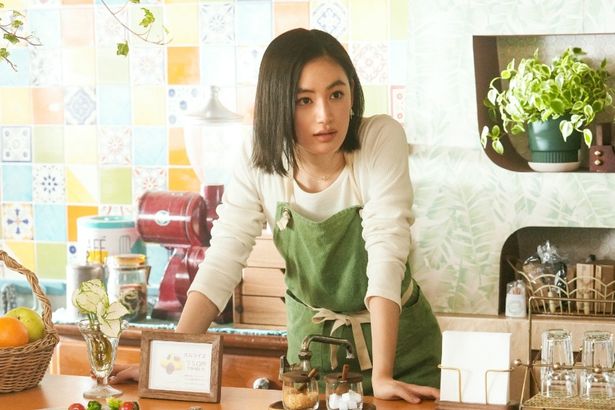 防風鈴メンバーの憩いの場、喫茶ポトスで働く橘ことはには八木莉可子