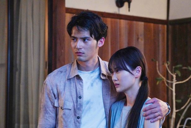 『火喰鳥を、喰う』で夫婦役を演じた水上恒司と山下美月