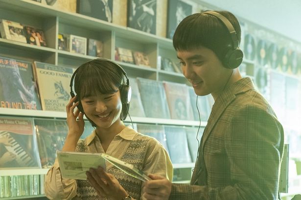 CDショップでデートするユジュンとジョンア