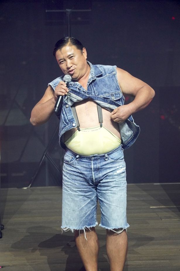 【写真を見る】最初はいつものGジャン姿で登場したスギちゃん。お腹を披露