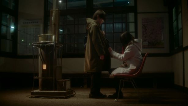 辺りが真っ暗になるなか、再会を果たす貴樹と明里(『秒速5センチメートル』)