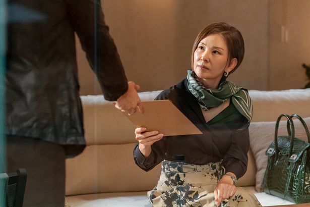 息子を大統領にすべく躍起となる母を演じるイ・ミスク