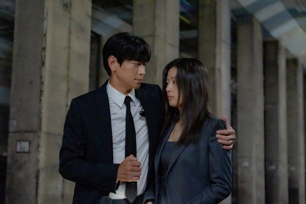 秘密を抱えるサンホを疑いながらも惹かれていくムンジュ