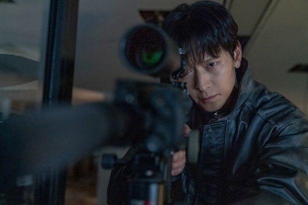 【写真を見る】21年ぶりにドラマ復帰したカン・ドンウォンの凜々しさにファン熱狂！