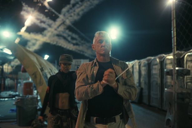 【写真を見る】この軍人、変態につき。ショーン・ペン史上最凶の怪演となった、ボブを地獄まで追うロックジョー大佐