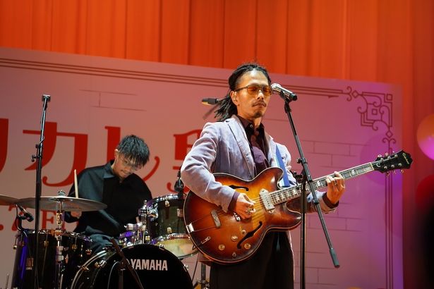 上映会はAwesome City Clubの主題歌パフォーマンスでスタート