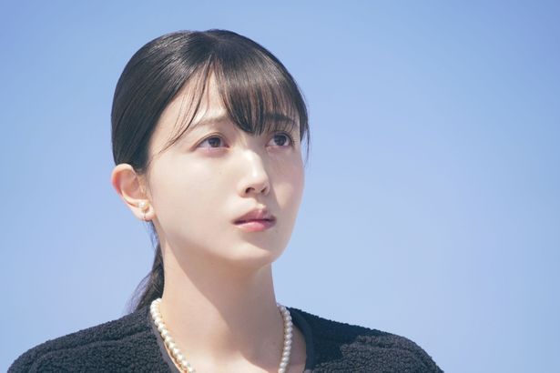 兄を気にしつつ、母の訃報を父に伝えるべきか悩む娘、玲奈