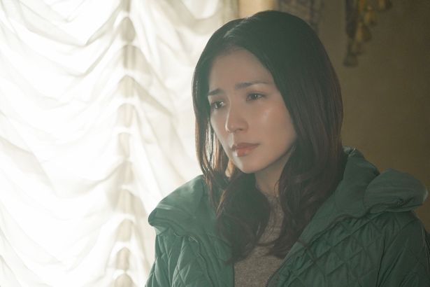 【写真を見る】女手一つで子ども2人を育てるも、交通事故でこの世を去る母、佳子