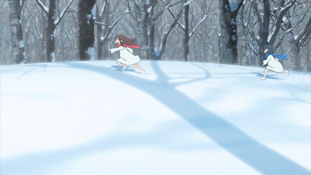 おおかみの姿で自由に雪のなかで走る子どもたち(『おおかみこどもの雨と雪』)