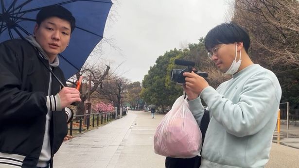 武器配達サービスUber Shootといった世界観もユニーク(『フレイムユニオン 最強殺し屋伝説国岡［私闘編］』)