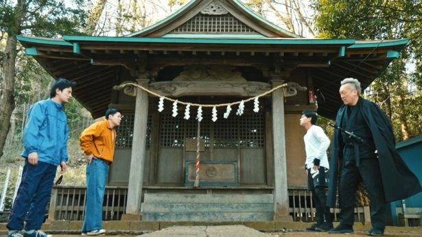 真中との勝ち目のない戦いに挑むことになる国岡(『フレイムユニオン 最強殺し屋伝説国岡［私闘編］』)