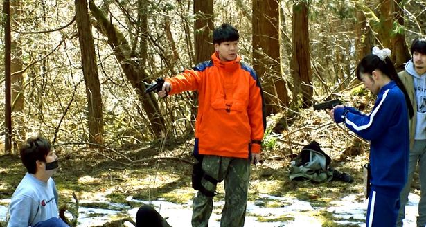 女の子たちに殺しをレクチャーしようとするもなかなかうまくいかない国岡(『グリーンバレット 最強殺し屋伝説国岡[合宿編]』)
