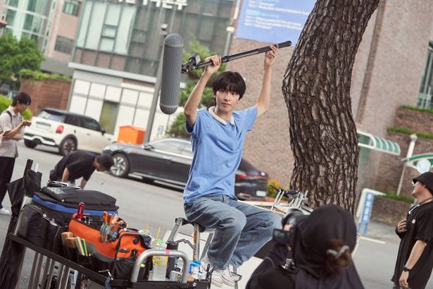 【写真を見る】若⼿No.1の個性派俳優ホン・ギョンも自らマイクを持ち、スタッフとして撮影に参加！